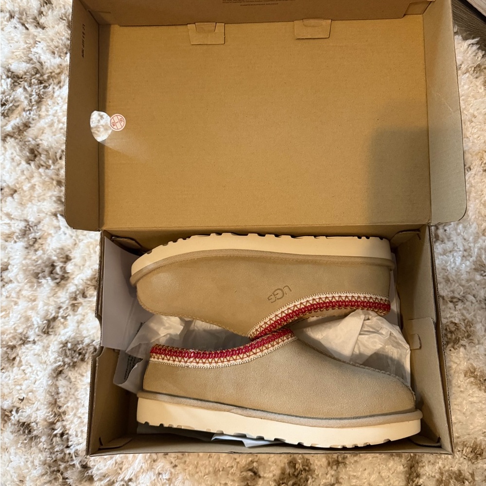 UGG Tasmans, Tasman 2, Sand / Dark cherry